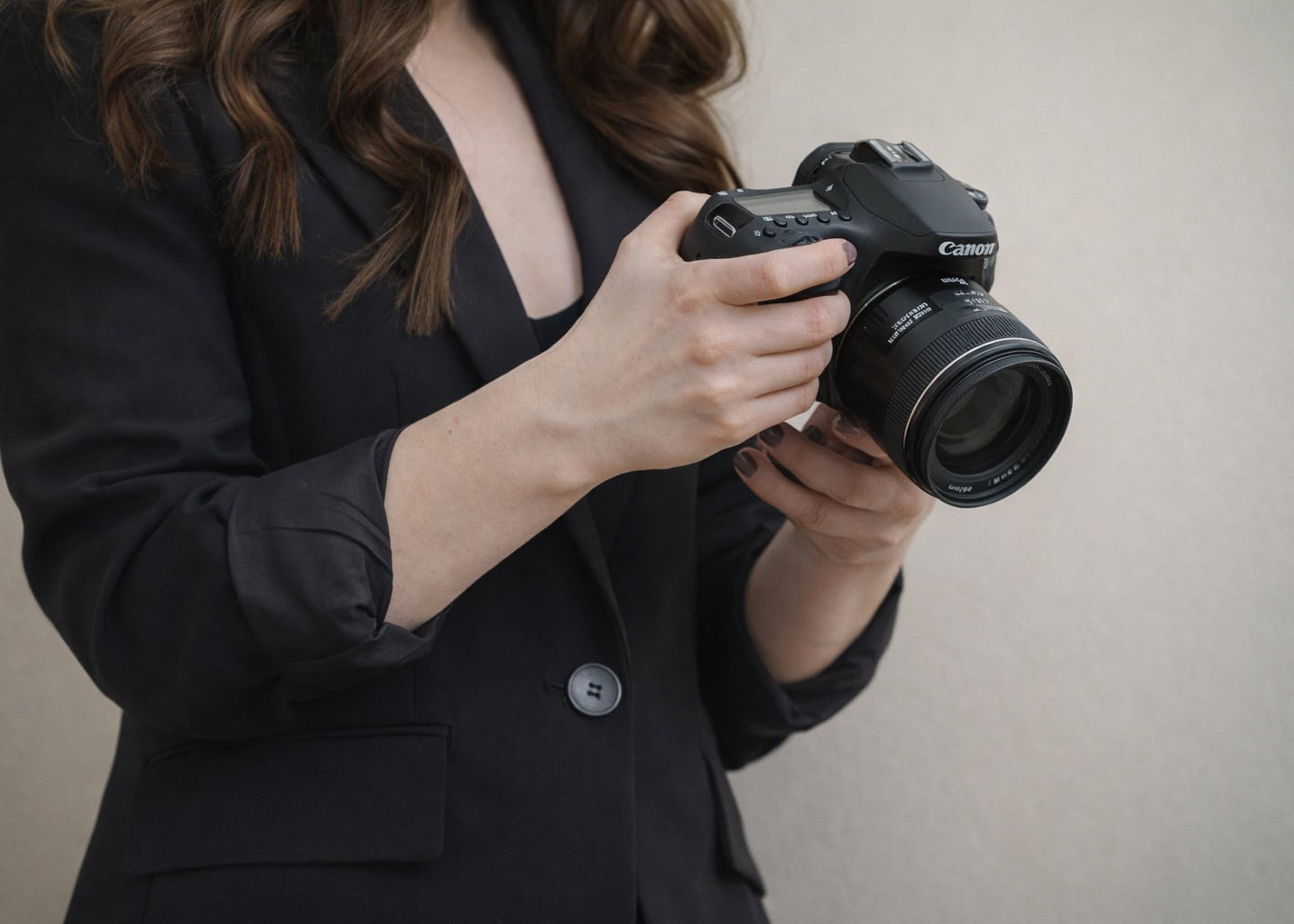 Kasha Wiesmann - Fotografin aus Münster hält Canon Kamera für Branding & Business Fotoshootings