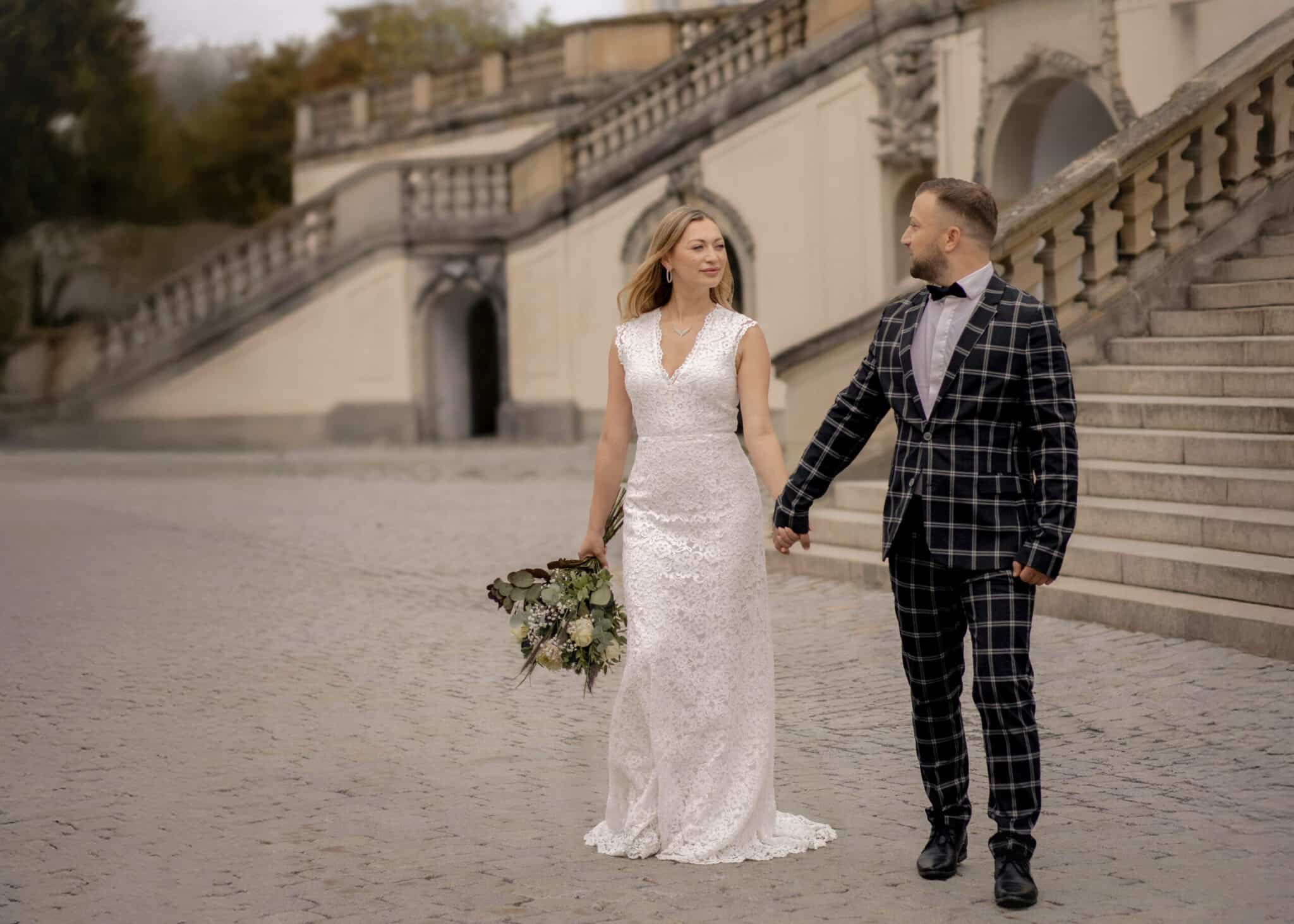 Brautpaar beim Hochzeitsshooting vor historischem Gebäude im Münsterland - Kasha Wiesmann Fotografin