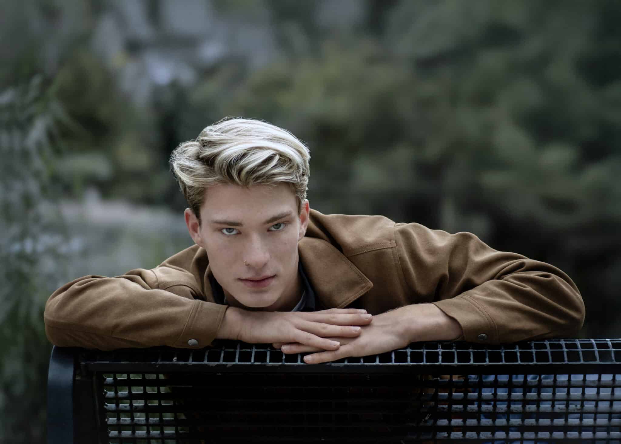 Natürliches Portraitfoto eines jungen Mannes outdoor - Portraitfotografie Telgte von Kasha Wiesmann