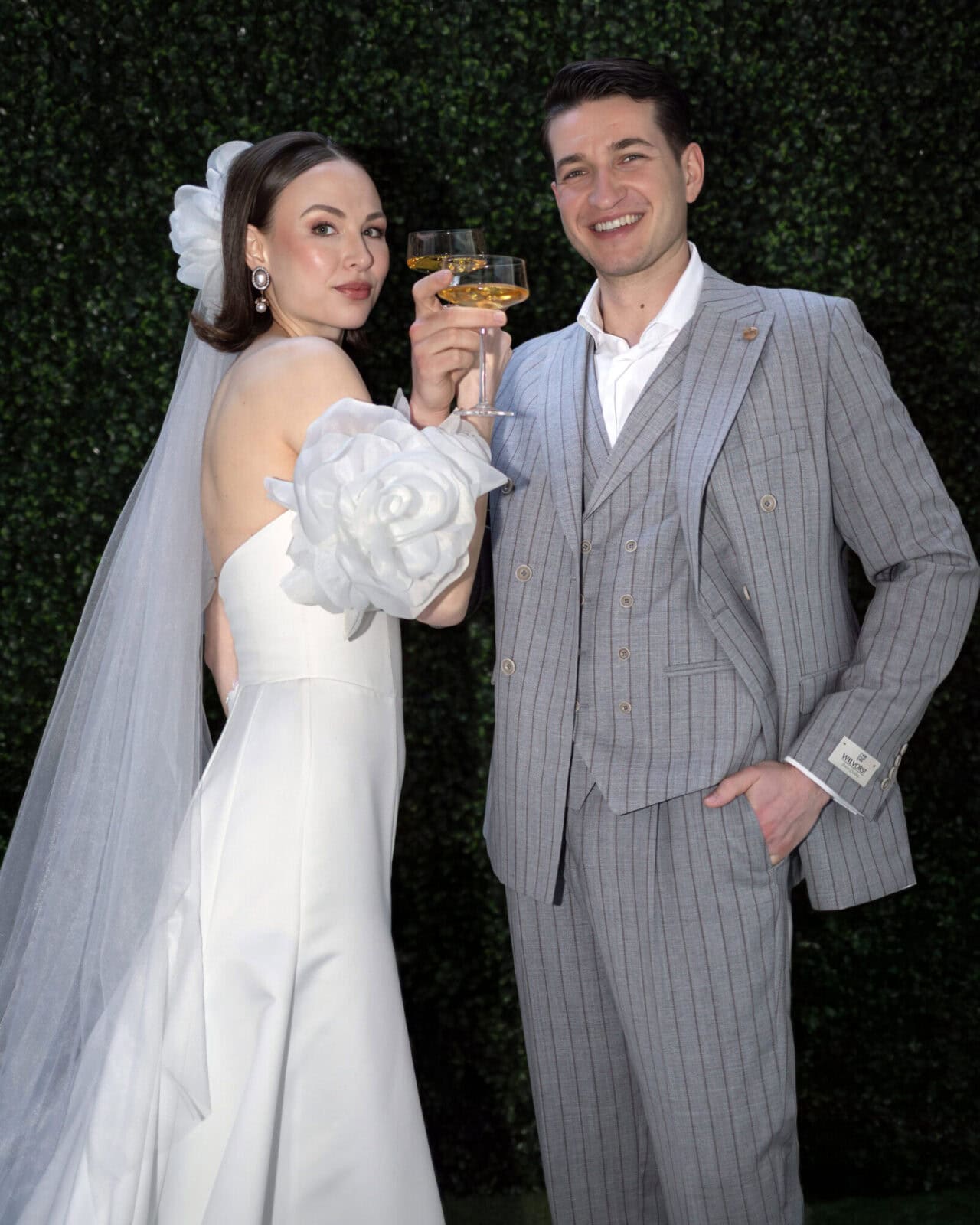 Brautpaar stößt mit Champagner an - Hochzeitsfotografie Everswinkel, Kasha Wiesmann