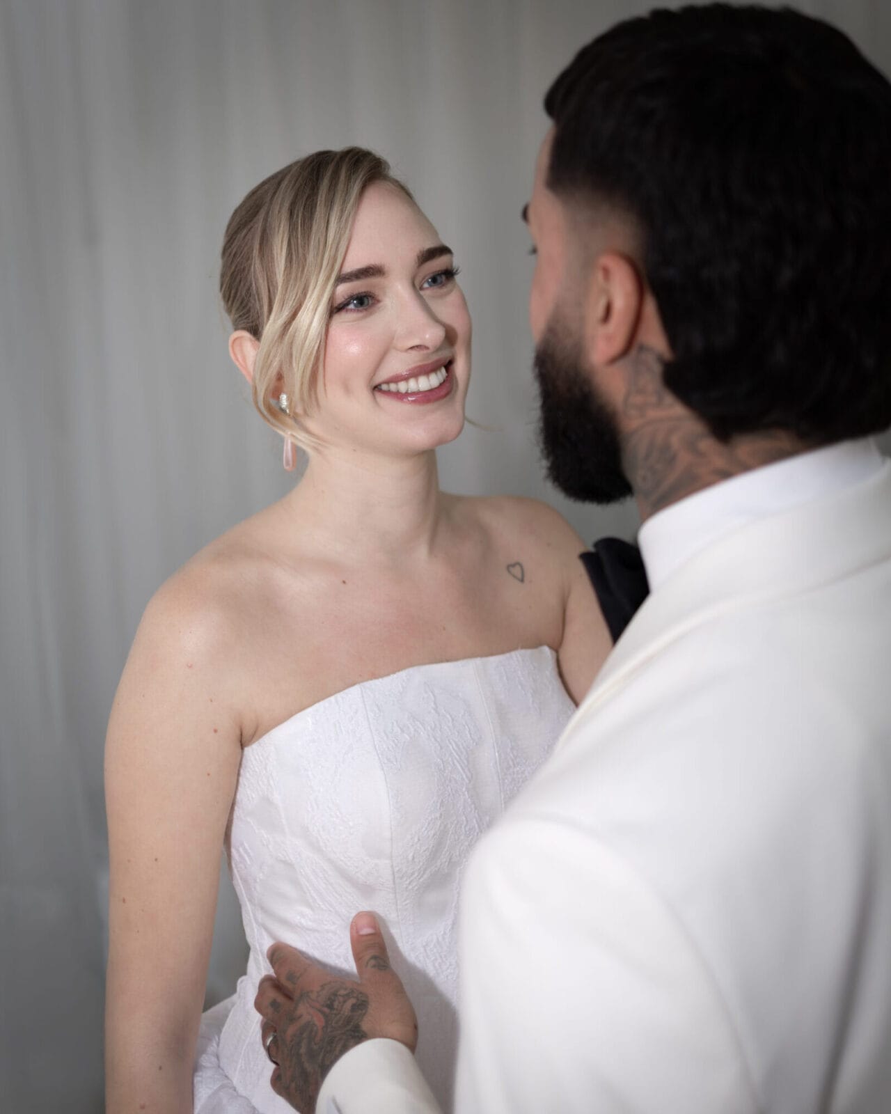 Braut lacht glücklich bei der Hochzeit - echte Emotionen, Hochzeitsfotografin Münster