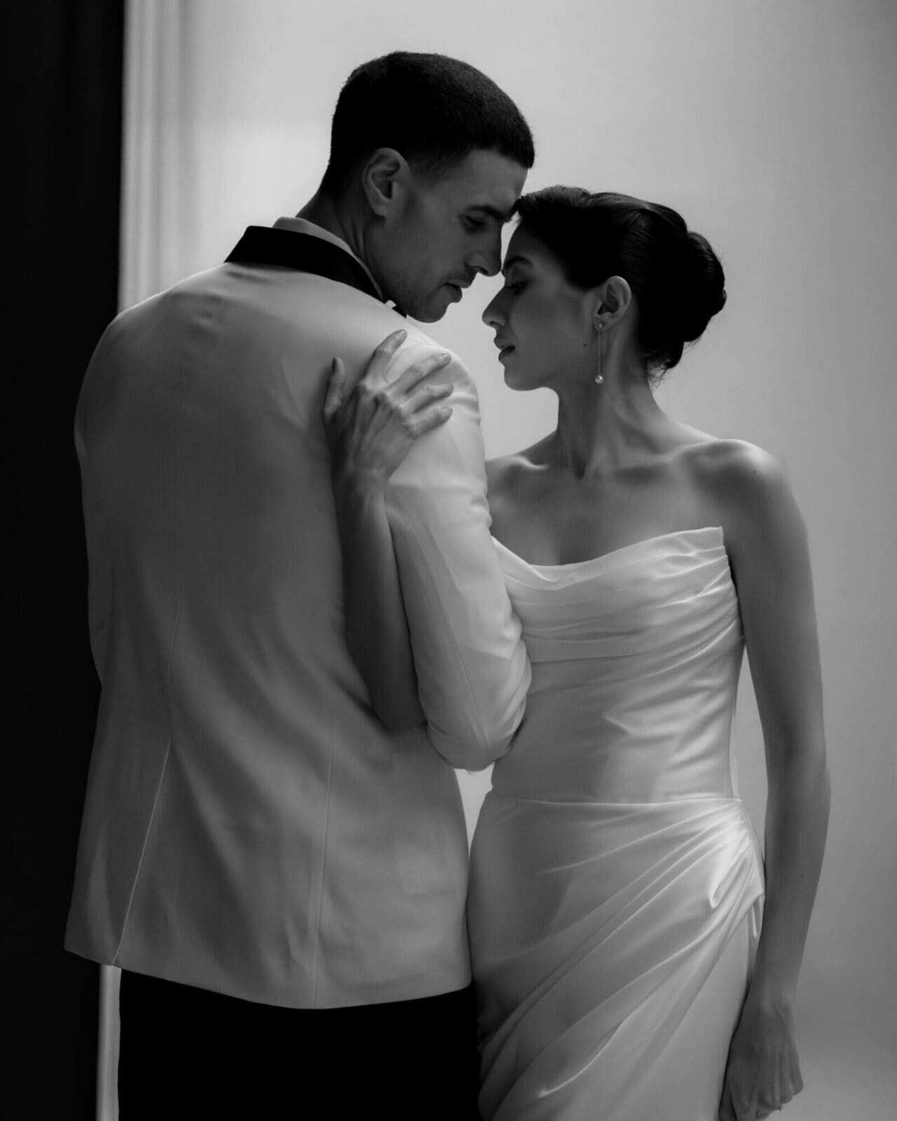 Schwarz-Weiß Portrait Brautpaar - emotionale Hochzeitsfotografie in Everswinkel