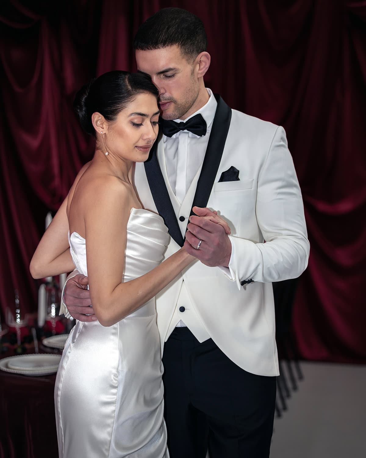 Elegantes Brautpaar vor roten Vorhängen - Hochzeitsofotgrafie Münster von Kasha Photography