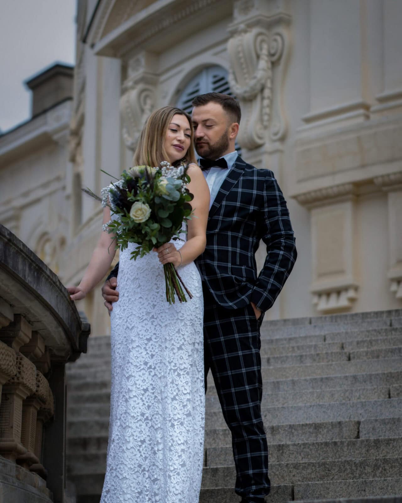Brautpaar vor historischem Gebäude im Münsterland - Hochzeitspaarshooting von Kasha Photography