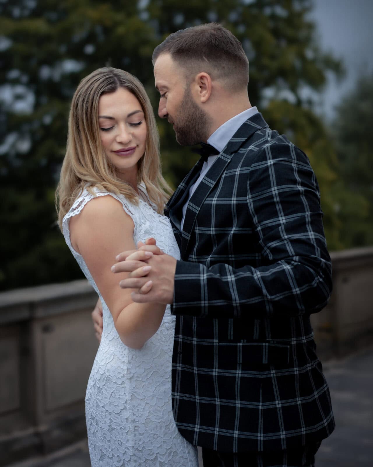 Inniges Brautpaar beim Tanz - natürliche Hochzeitsmomente fotografiert von Kasha Wiesmann Telgte