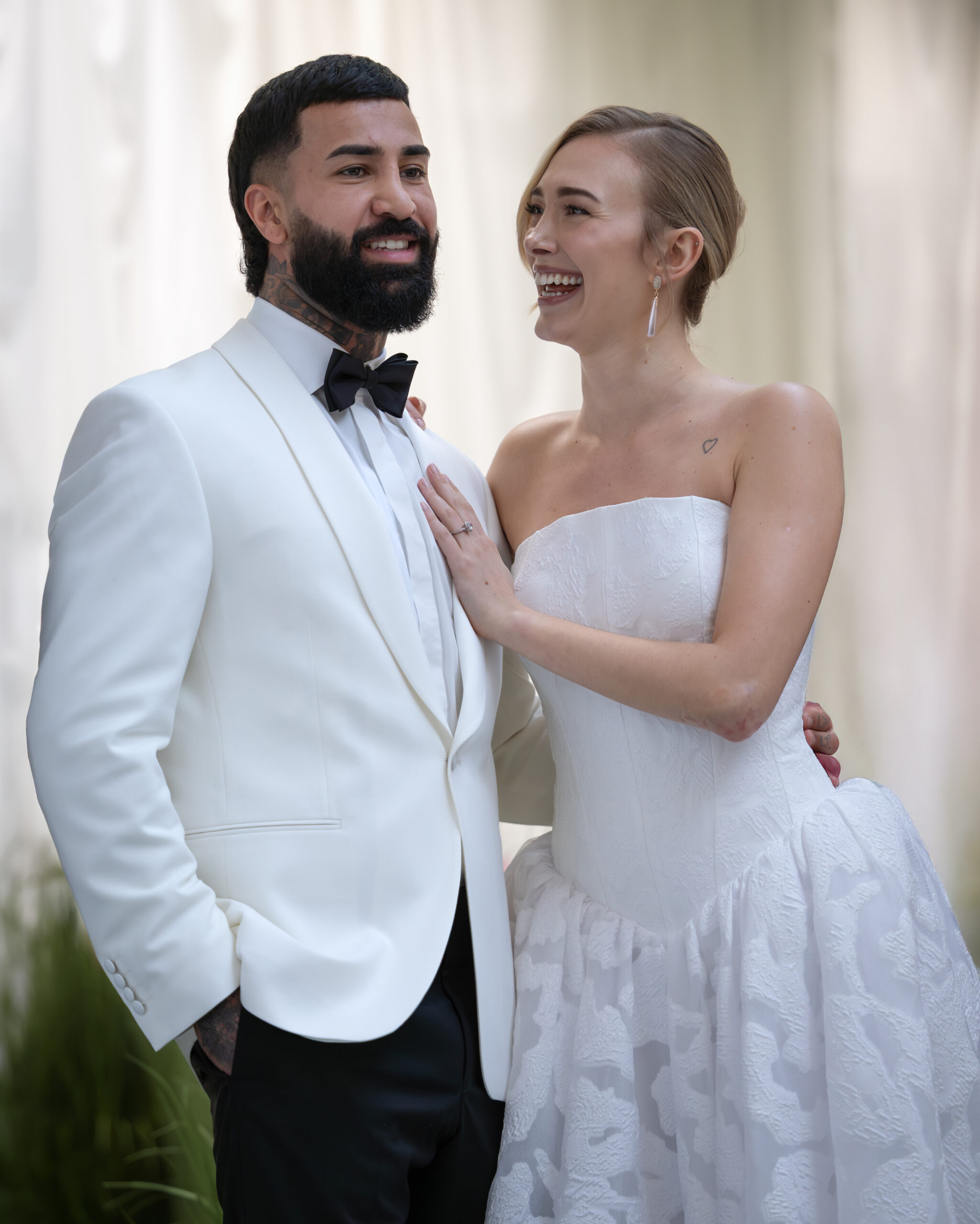 Hochzeitsfotografin Münster - Brautpaar lacht bei natürlichem Moment während der Feier.