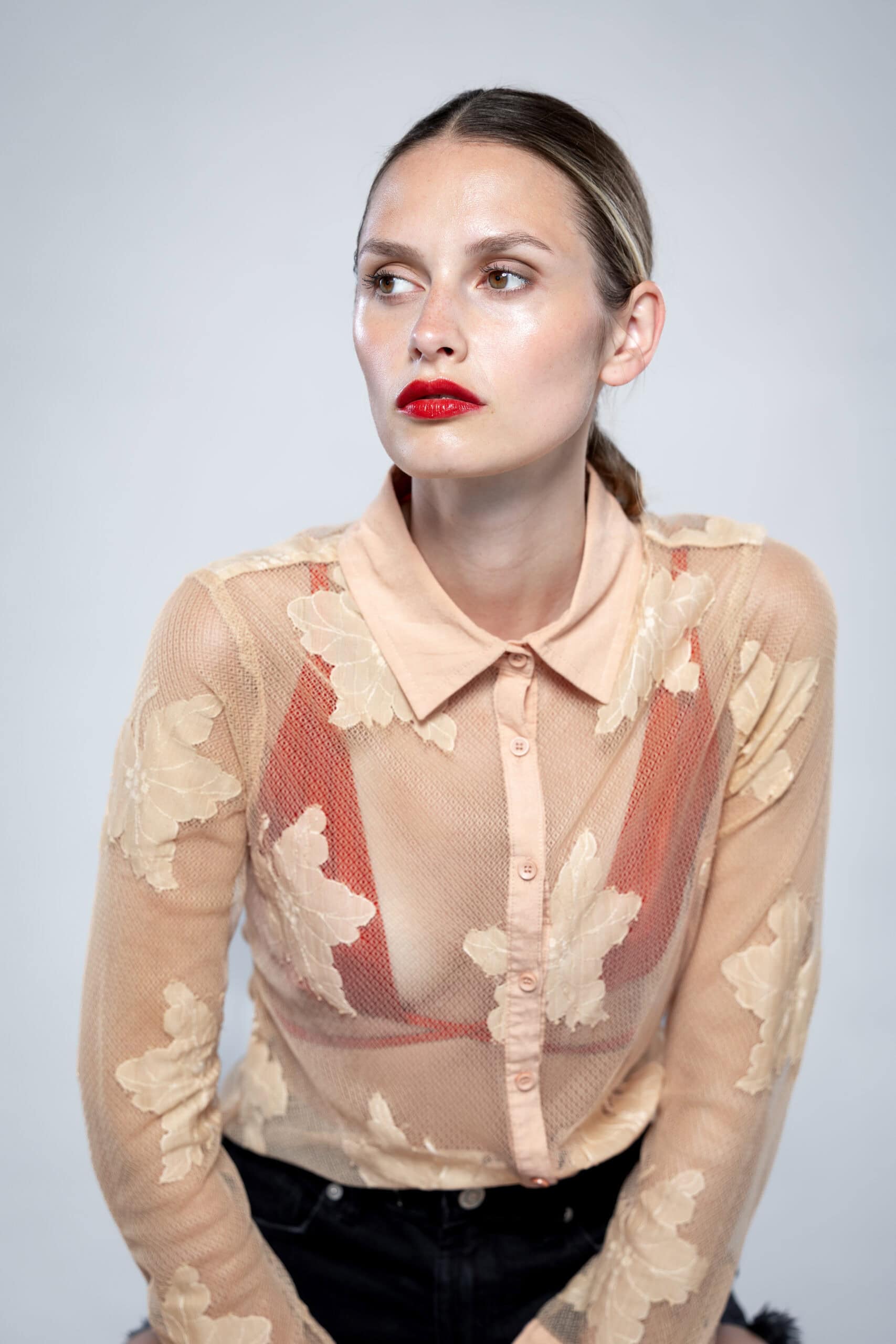 Business Portrait Frau mit rotem Lippenstift im Studio – Branding Fotografin Münster