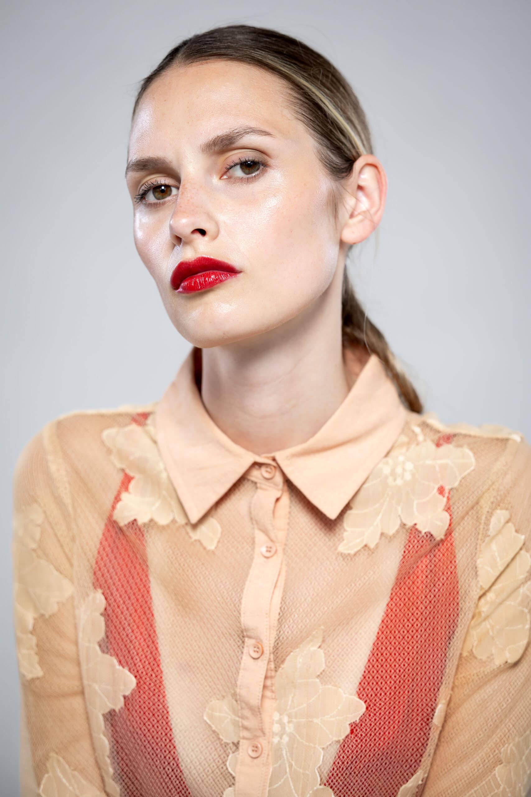 Personal Branding Foto Frau mit roten Lippen Profilansicht