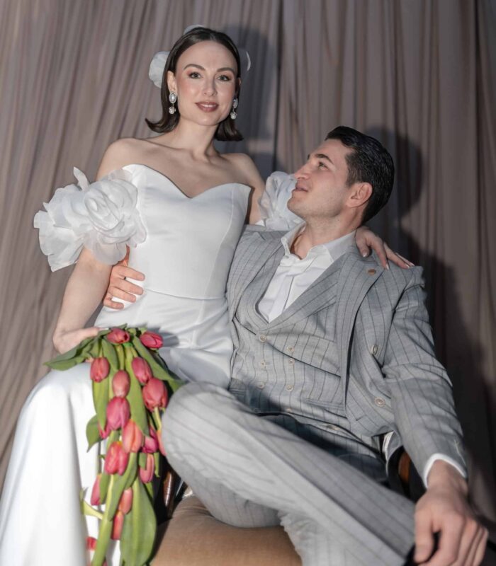 Brautpaar mit Tulpenstrauß bei eleganter Hochzeit - authentische Hochzeitsfotos Telgte von Kasha Photography Münster